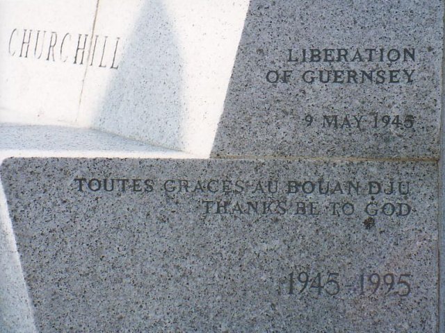 At the east end of the seating the words Thanks be to God are inscribed in English and Guernsey-French.